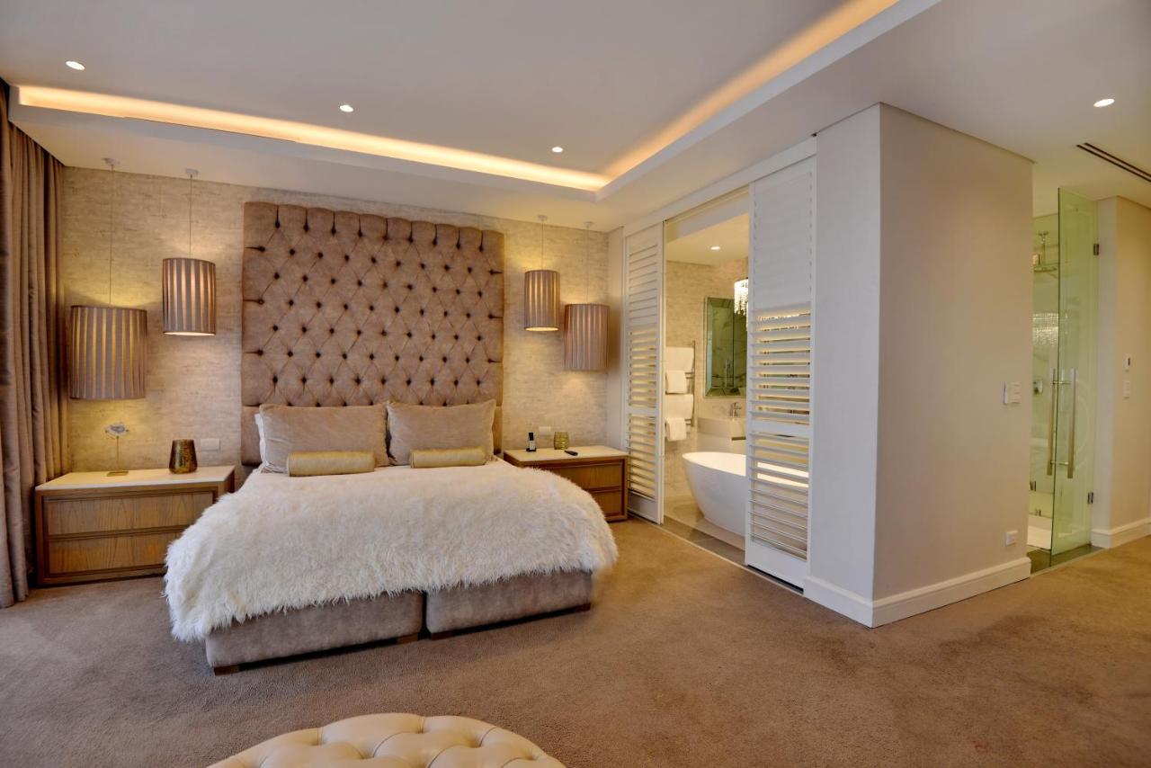 The Houghton Hotel, Spa, Wellness & Golf Johannesburg Exterior photo A bedroom with a bathroom