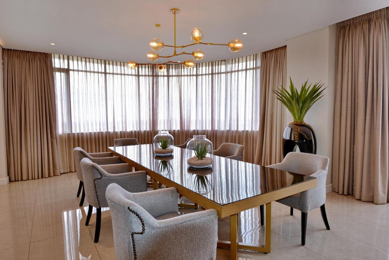 The Houghton Hotel, Spa, Wellness & Golf Johannesburg Exterior photo A dining room