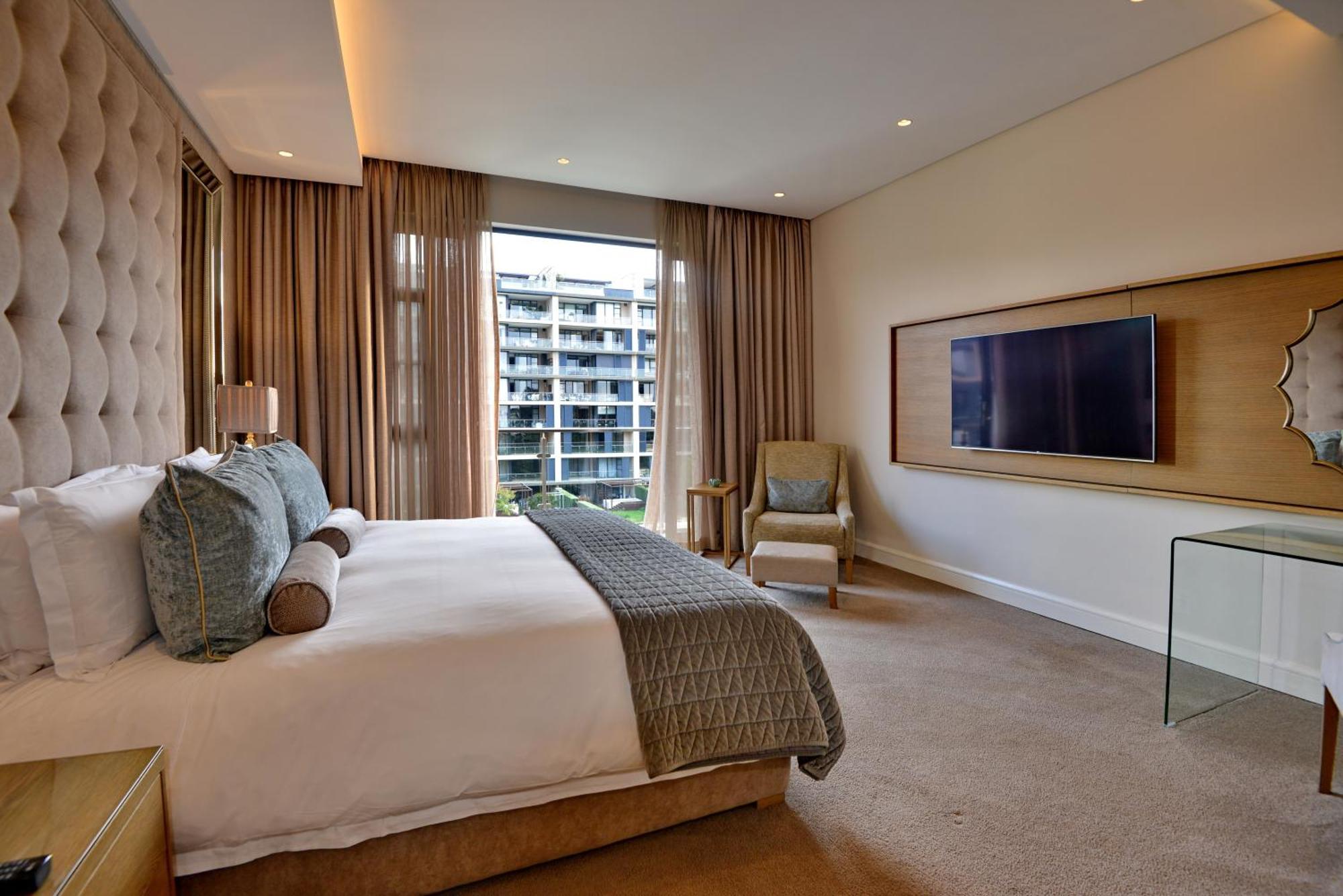 The Houghton Hotel, Spa, Wellness & Golf Johannesburg Room photo A bedroom at the Taj Bengal