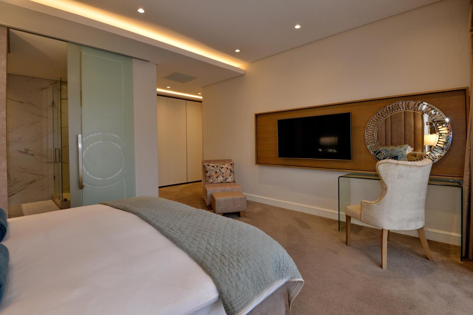 The Houghton Hotel, Spa, Wellness & Golf Johannesburg Room photo A bedroom at the hotel